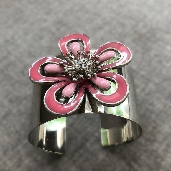 Cuff bracelet with large flower - Picture 1 of 7